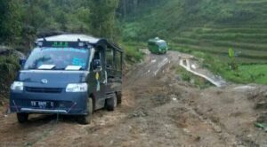 Infrastruktur Buruk, Mobil Tertahan, Pasien Asal Ndoso Meninggal