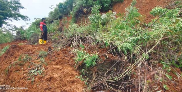 Sebuah Ruas Jalan di Satar Mese Utara Tertutup Longsor, Aktivitas Warga Terganggu