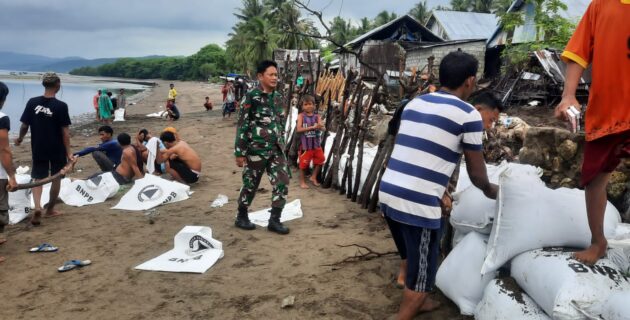 Tembok Penahan Gelombang Jebol, Warga Bergotong Royong Bangun Tanggul Darurat