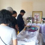 Tiba di Rumah Duka, Menkominfo Sedih dan Cium Jasad Sang Ayah