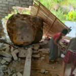 Rumah Warga di Satarmese Rusak Tertimpa Batu Raksasa