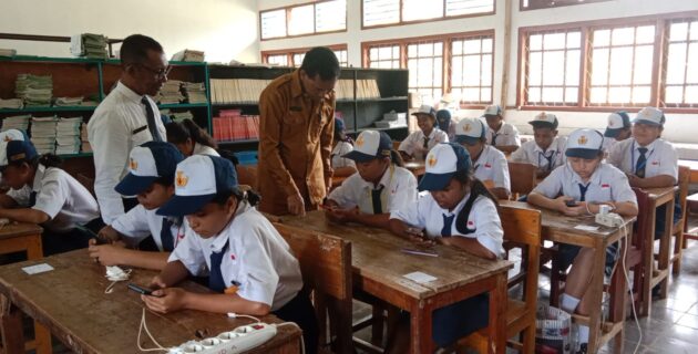 Kadis PPO Manggarai Pantau Pelaksanaan UAS Tingkat SMP di Kecamatan Ruteng