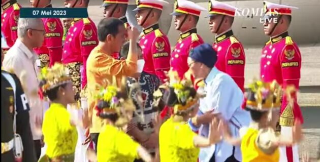 Presiden Jokowi Tiba di Bandara Komodo, Disambut Tarian Diiringi Gong-Gendang Manggarai