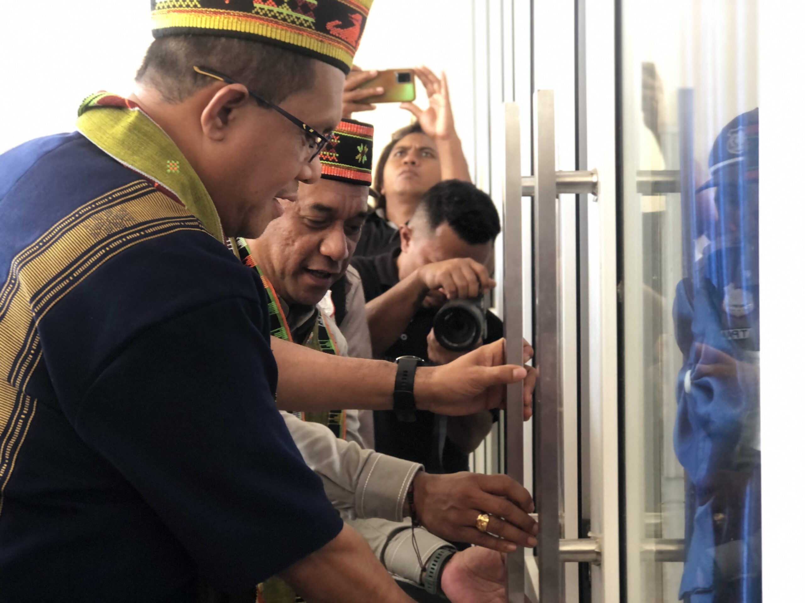 Bupati Manggarai didampingi Wakil Ketua Komisi IX DPR RI Fraksi Golkar, Melki Laka Lena saat membuka perdana RSP Reo