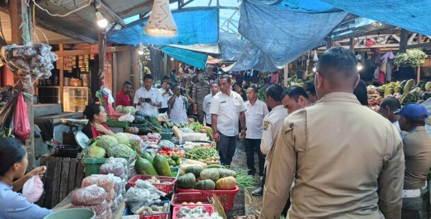 Bupati Herybertus Nabit Melakukan Peninjauan Harga Beras dan Mengecek Kondisi Pasar Inpres Ruteng yang Rencananya akan Dikunjungi Presiden RI