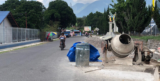 Ancam Pengguna Jalan, Proyek Pendesterian Milik Dinas PUPR Manggarai Tanpa Papan K3