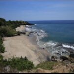 Panorama Savana dan Laut yang Menyatuh ! Ini Dia Keindahan Pantai Nanga Rawa yang Sangat Eksotis