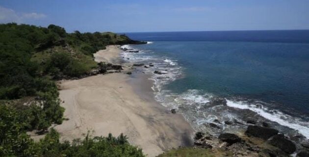 Panorama Savana dan Laut yang Menyatuh ! Ini Dia Keindahan Pantai Nanga Rawa yang Sangat Eksotis