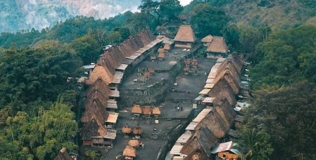 Kampung Bena , Desa Wisata  Budaya Di Bawah Kaki Gunung Dengan Arsitektur Unik Peninggalan  Para Nenek Moyang