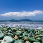 Keindahan Tak Terlupakan Pantai Penggajawa : Panorama Bebatuan Biru Pesisir Pantai yang Memikat