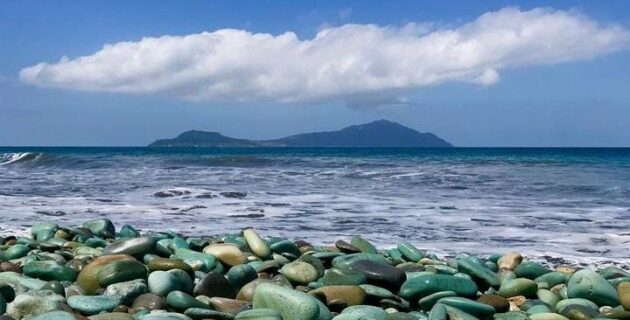 Keindahan Tak Terlupakan Pantai Penggajawa : Panorama Bebatuan Biru Pesisir Pantai yang Memikat