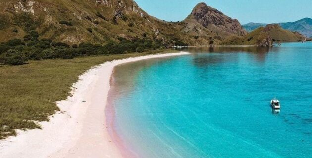 Pantai Pink Labuan Bajo, Destinasi Wisata yang Menyajikan Panorama Alam Unik di Indonesia