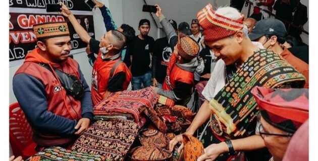 Kesempatan Langka: Relawan Ganjarian Manggarai Bangga Dapat Memberikan Cendramata Secara Langsung Kepada Ganjar Pranowo