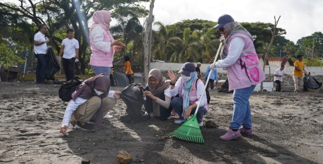 Srikandi PLN Bali-Nusra Semarakkan Hari Lingkungan Hidup Sedunia dengan Bersihkan Pantai Loang Baloq