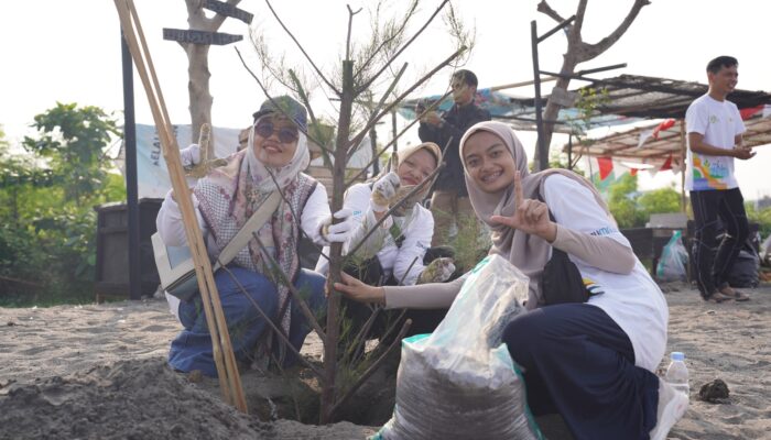 Sambut Hari Menanam Pohon Indonesia, PLN UIP Nusra Tanam Ratusan Bibit Pohon di Sekitar Objek Nasional Pantai Viral Mataram